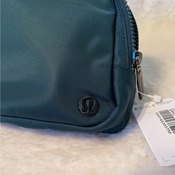 Lululemon large everywhere belt bag GREEN OR NAVY - Picture 3 of 9